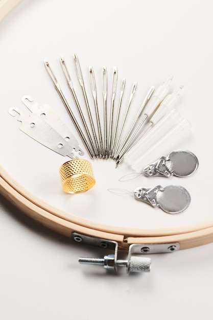 zestaw do haftu: tamborek, igły, nici