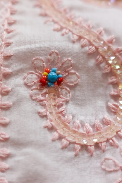 haftowana tkanina w pastelowych kolorach